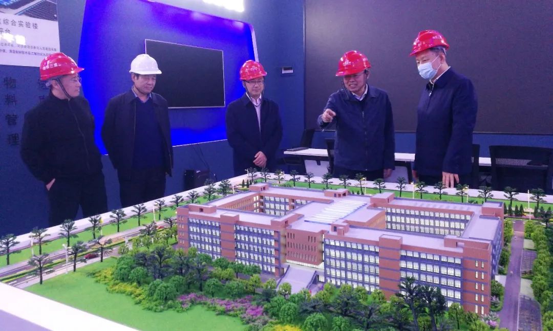 晋中市委书记吴俊清在山西建投三建集团承建的山西农业大学新建综合实验楼龙8项目调研