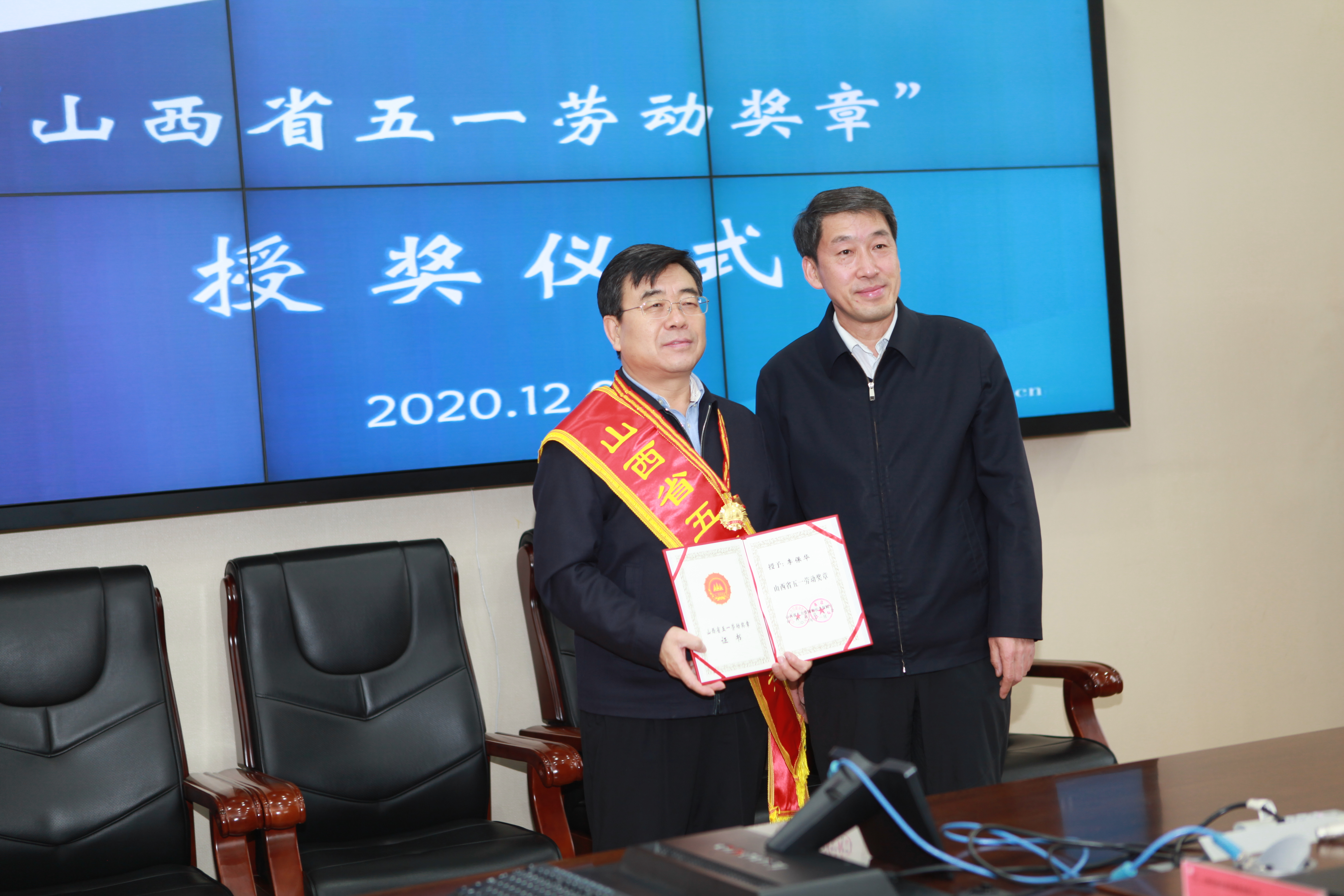 山西省总工会副主席张亚琳一行到山西建投机械化 集团慰问“山西省五一劳动奖章”获得者李；；；；；；；；