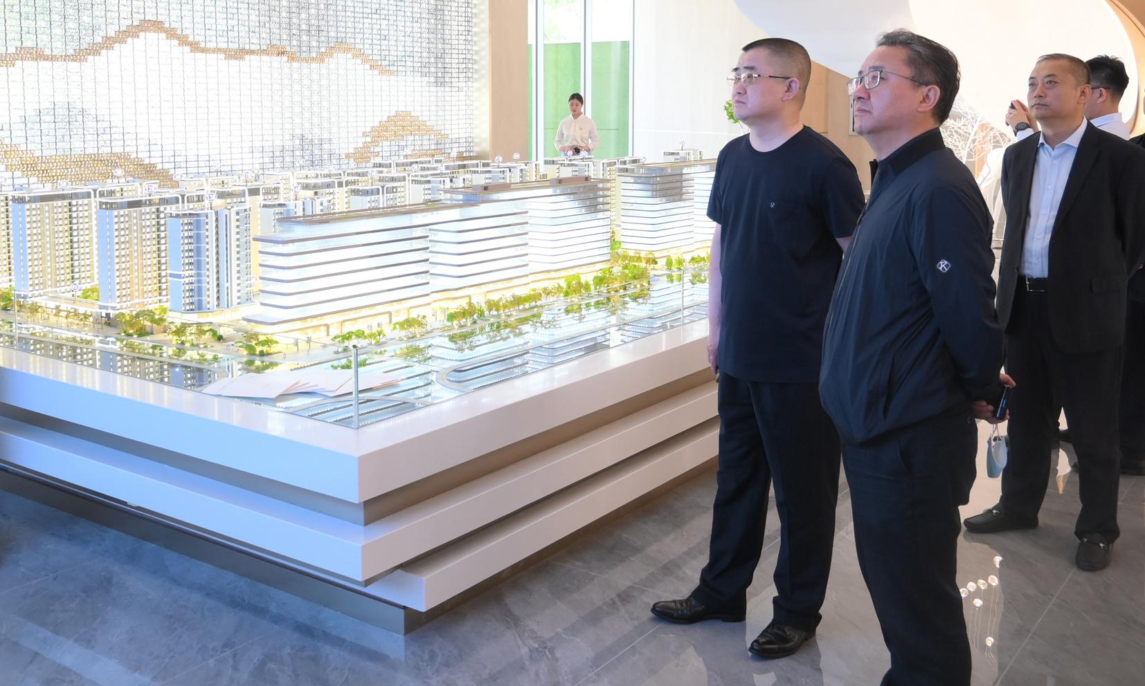 上海浦发银行太原分行党委书记、行长白海忠到山西建投三建集团和平里&#8226;上座IFC金融中心项目实地考察